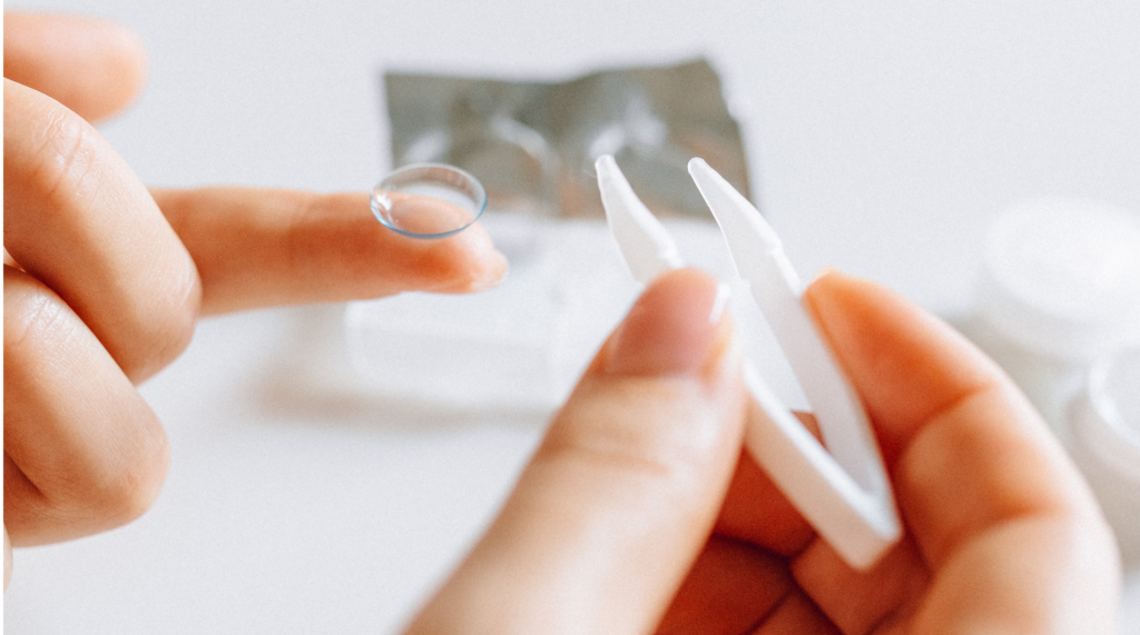 Comment mettre et enlever vos lentilles Booptique